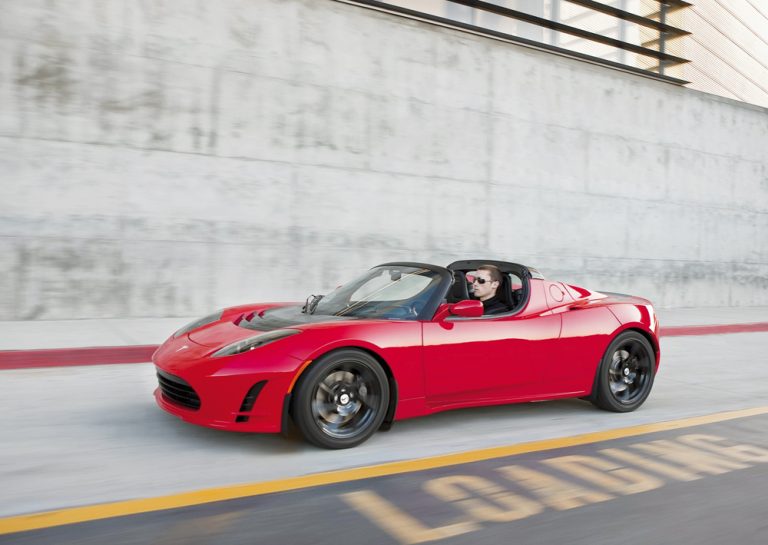 Tesla en problemas… le crecen los rivales