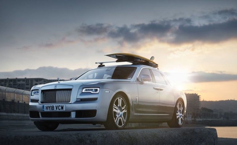 Este Rolls-Royce Ghost tiene una tabla de surf a juego