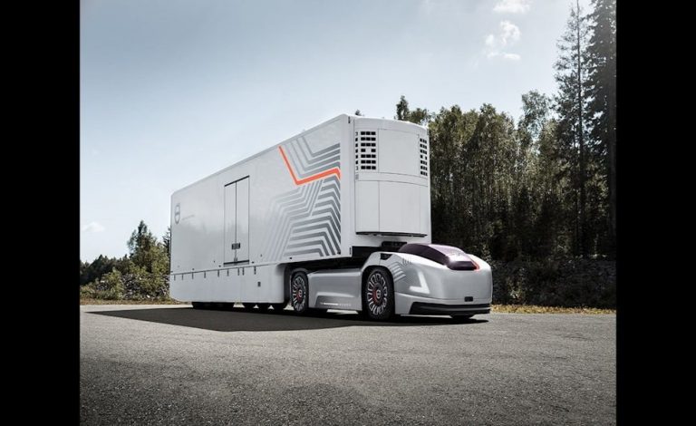 Volvo Trucks. Muestra una solución de transporte con vehículos eléctricos autónomos