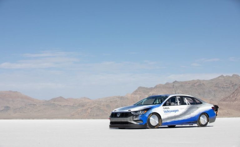 El Volkswagen Jetta modificado vuela en el salar de Bonneville
