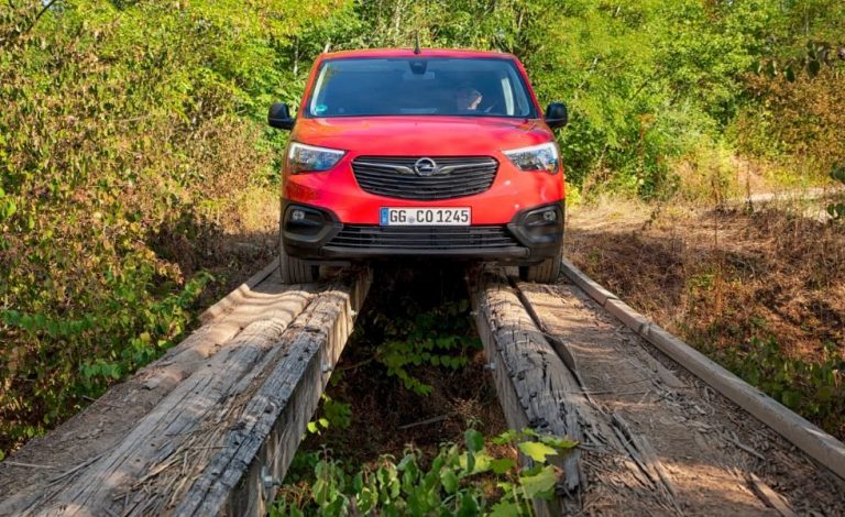 Opel Combo Cargo. Con sistemas que mejoran la seguridad en terrenos irregulares