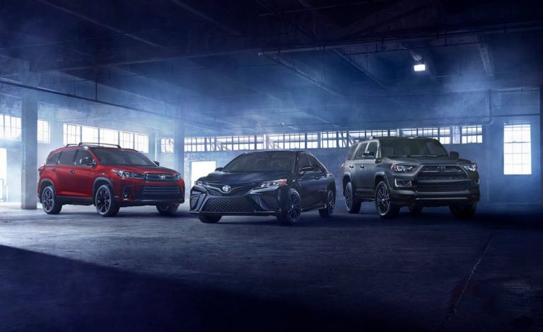 Toyota Camry y Toyota Highlander. Estrenan edición Nightshade