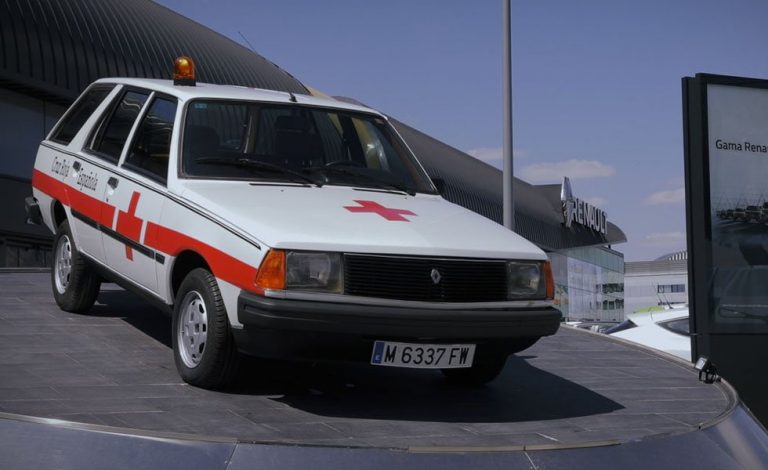 Renault y Cruz Roja restauran el primer coche médico