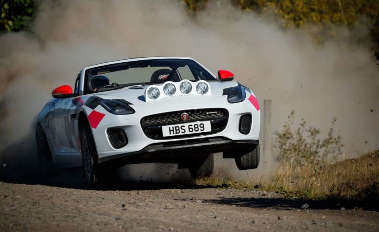 Jaguar F-Type Convertible. Se cree un coche de rally