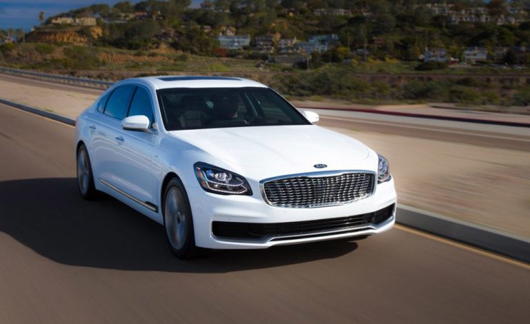 Kia K900. Cuesta la mitad que un Audi A8
