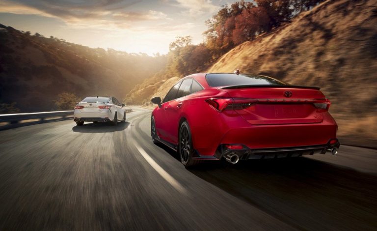 Toyota Camry y Toyota Avalon. Firmados por Toyota Racing Development