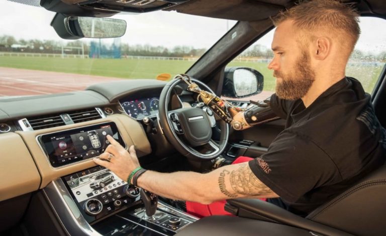 Jaguar Land Rover. Desarrolla una puerta que se abre automáticamente