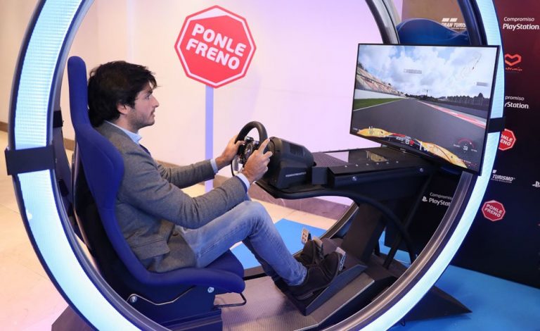 Carlos Sainz, piloto de videojuego con 'Ponle Freno'