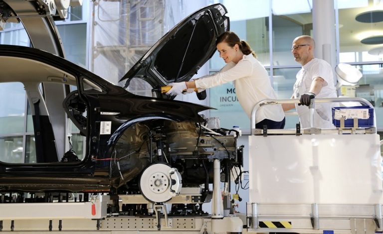 Si compras un Volkswagen e-Golf podrás montarlo tú mismo