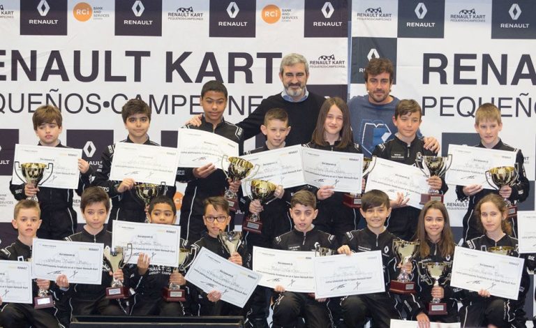 Fernando Alonso, con los campeones de Kart de Renault
