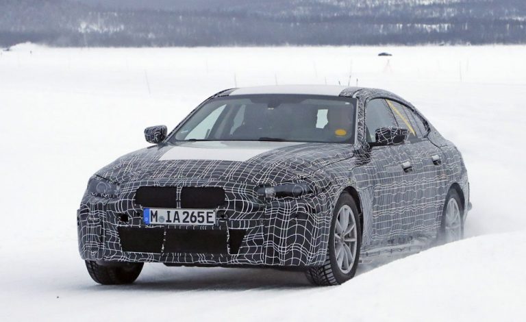 BMW i4. El rival del Tesla Model 3 ya está en la carretera