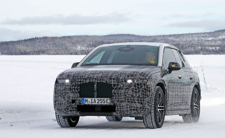 i5, el SUV eléctrico de BMW, en la nieve