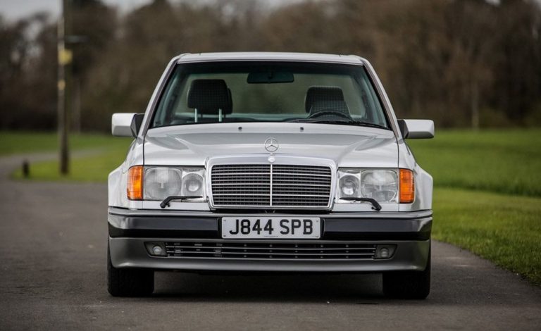Rowan Atkinson subasta su Mercedes 500E