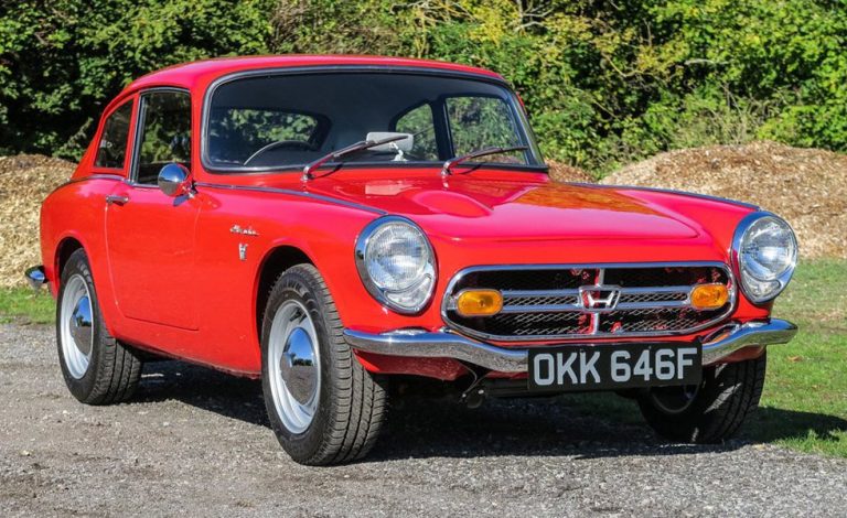 Honda S800 Coupé. Con un motor capaz de alcanzar 10.000 rpm