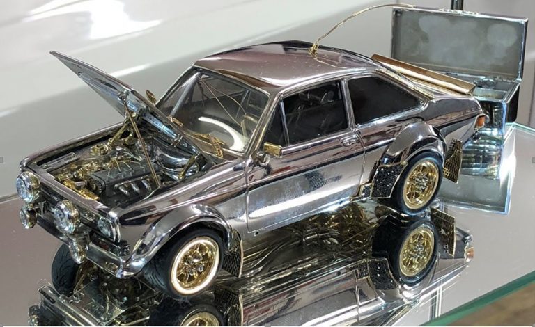 Este Ford Escort es de oro, plata y diamantes