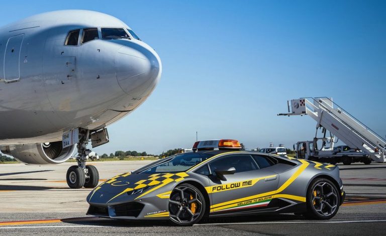 Lamborghini Huracan 'follow-me'. Para el aeropuerto de Bolonia