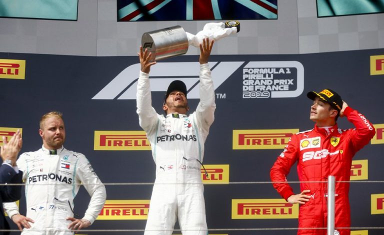 Lewis Hamilton sigue jugando con sus rivales