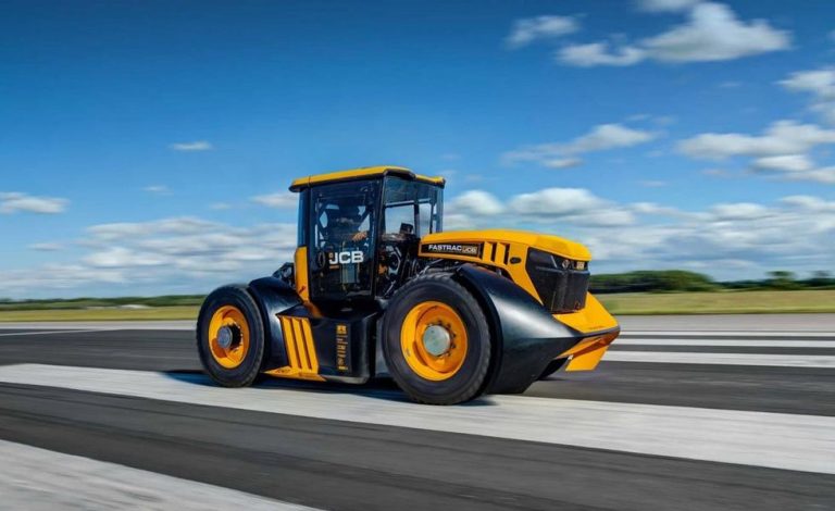 JCB Fastrac. Este tractor alcanza los 217,5 km/h