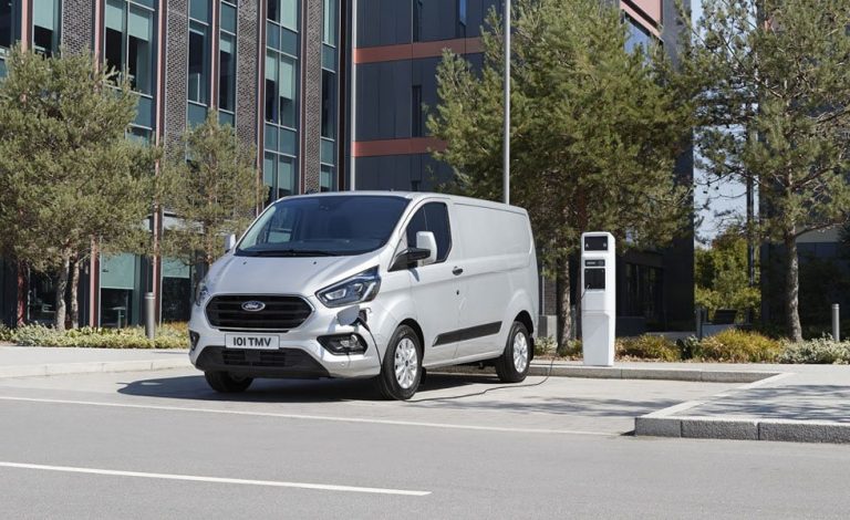 Ford. Confirma que las furgonetas híbridas son una solución práctica