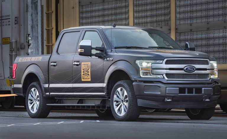 Ford F-150 eléctrica. Un prototipo remolca 10 vagones y demuestra su poderío.