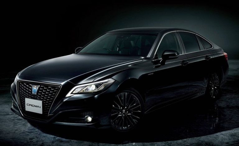 Toyota Crown Sport Style. Tiene un toque muy deportivo