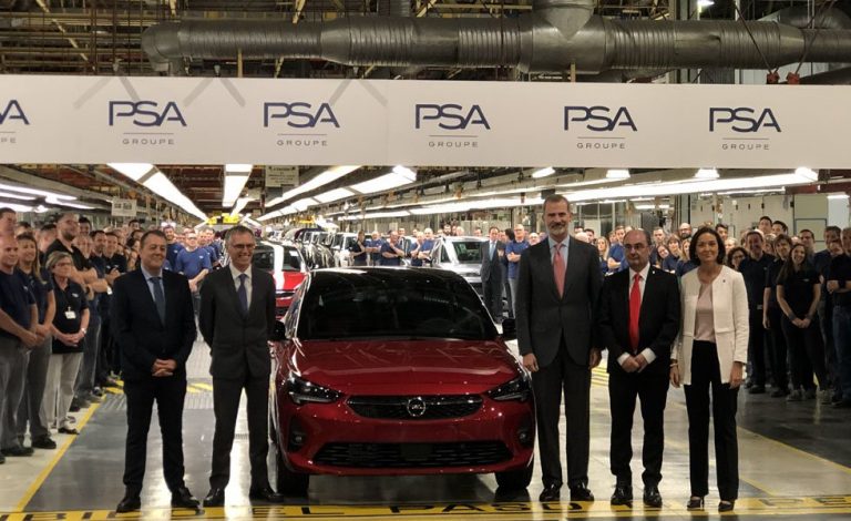 El Rey Felipe VI avala el lanzamiento del Opel Corsa eléctrico