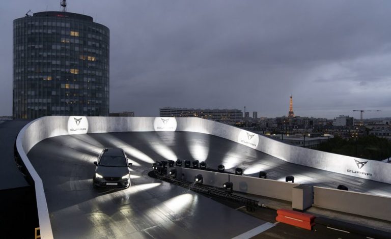 Cupra toca el cielo de París