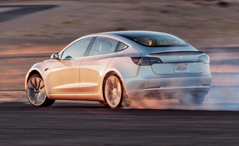 Tesla Model 3. Habrá una versión de altas prestaciones