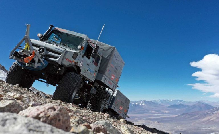 Mercedes-Benz Unimog. Alcanzan los 6.694 metros de altitud