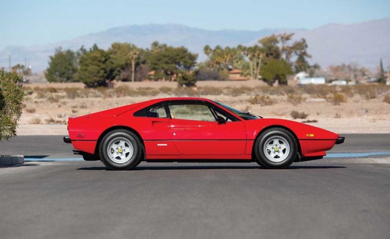 Ferrari 308 GTB. Este fabricado en fibra de vidrio se va a subastar