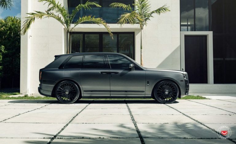 Rolls-Royce Cullinan. Vossen lo equipa con llantas de 24 pulgadas