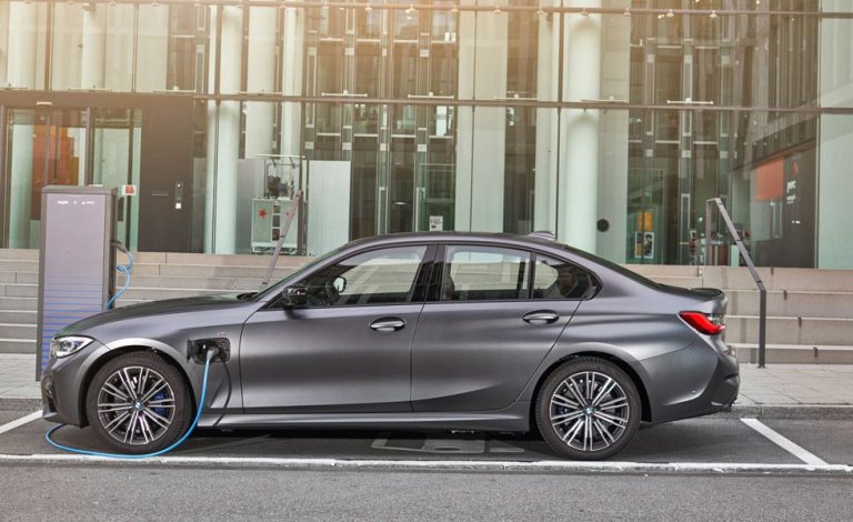 BMW 330e. En EE.UU. cuesta 13.925 euros menos que en España