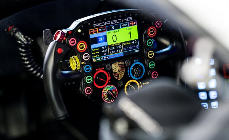 El volante de Porsche. De un simple aro a un centro de control