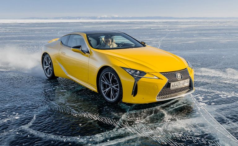 Lexus prueba sobre las aguas heladas de Siberia