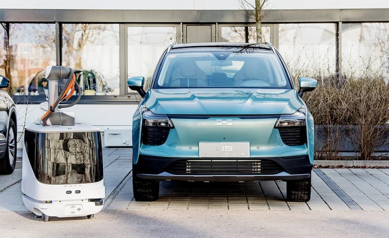 Aiways presenta su robot cargador autónomo: CARL