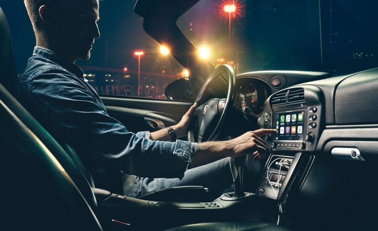 Porsche lleva el sistema multimedia a sus coches clásicos