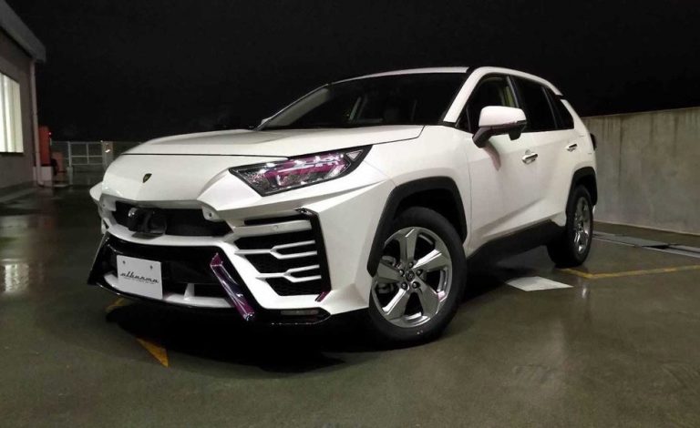 Lamborghini Urus parece. Toyota RAV4 es