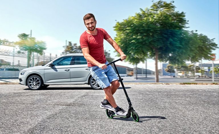 Skoda apuesta por la micromovilidad con su nuevo patinete
