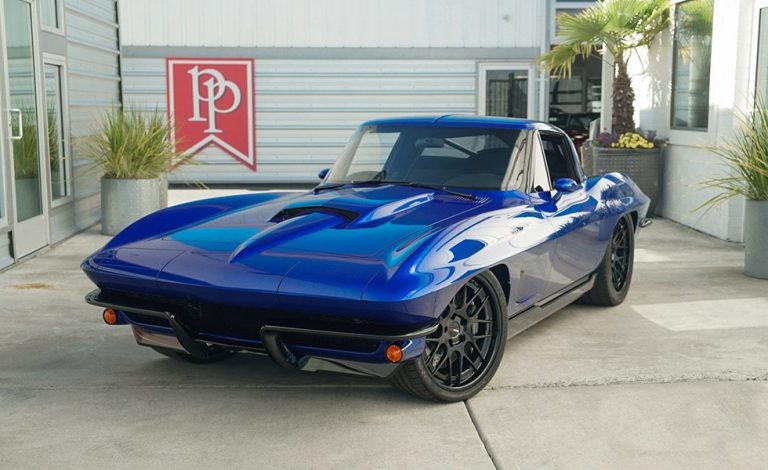 Con lo que vale este Corvette del 63 restaurado te podrías comprar diez C8 nuevos