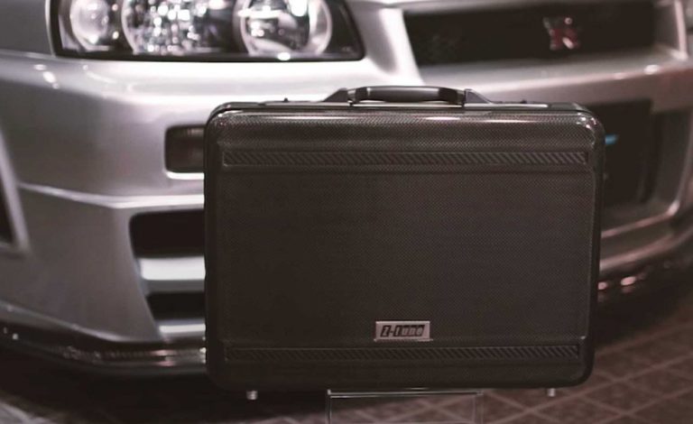 Este maletín de carbono es el accesorio perfecto para tu Nissan GT-R