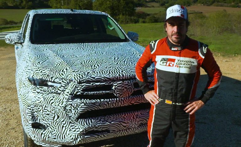Fernando Alonso probó un prototipo del nuevo Toyota Hilux por España