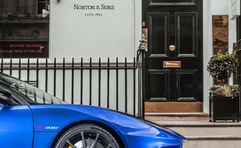 Lotus colabora con el ilustre sastre británico Norton & Sons