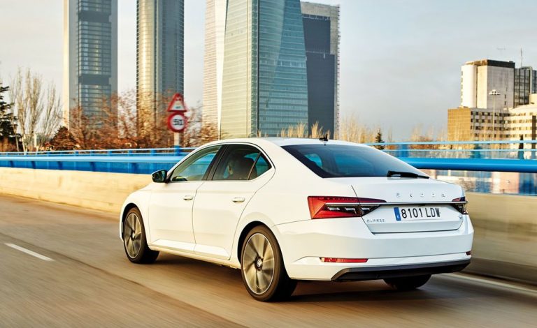 Skoda Superb iV. El híbrido enchufable de la marca en dos carrocerías