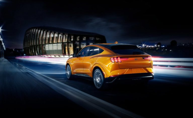 Ford Mustang Mach-E. Disponible en color Cyber Orange