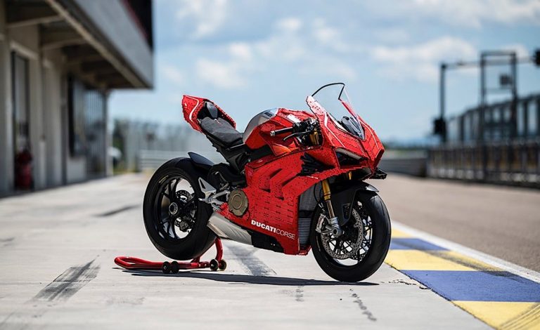 Esta Ducati Panigale V4 R de Lego es completamente funcional