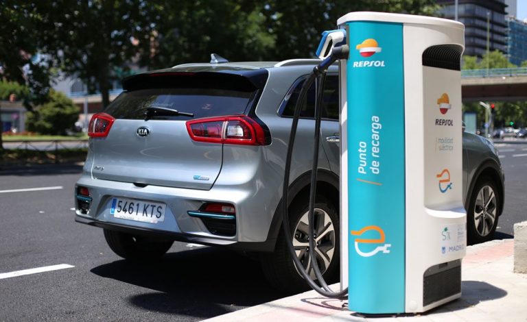 Acuerdo de Kia y Repsol para impulsar los eléctricos