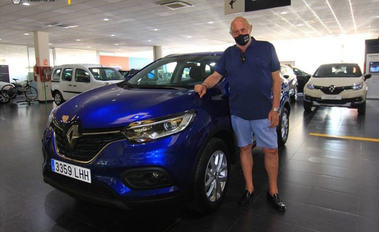 Renault entrega su primer coche vendido 100% online