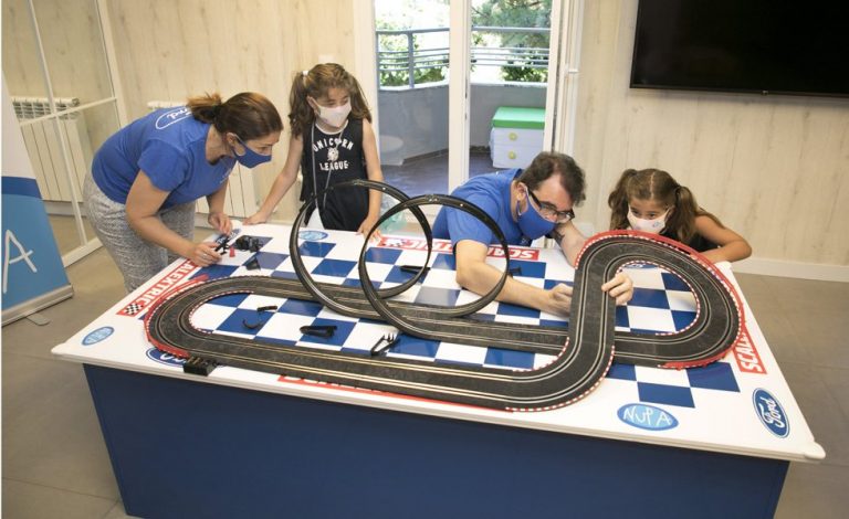 Un Scalextric de Ford para devolver la sonrisa a niños enfermos