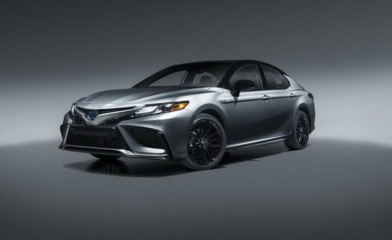 Toyota Camry 2021. Busca diferenciarse