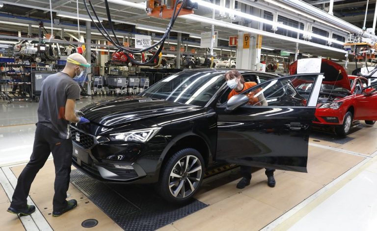Seat forma a sus empleados para trabajar en la fábrica del futuro